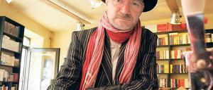 Strenger Blick am Stehpult. Aber nur, wenn man Carsten Wist nach Büchern von Dieter Bohlen fragt.