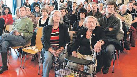 Voller Saal in der Grundschule Hanna von Pestalozza am gestrigen Sonntag in Groß Glienicke. Die sieben Oberbürgermeister-Bewerber nahmen zum Uferstreit Stellung. Alle sind für einen freien Zugang, über das Wie gibt es Differenzen.