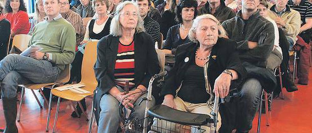 Voller Saal in der Grundschule Hanna von Pestalozza am gestrigen Sonntag in Groß Glienicke. Die sieben Oberbürgermeister-Bewerber nahmen zum Uferstreit Stellung. Alle sind für einen freien Zugang, über das Wie gibt es Differenzen.