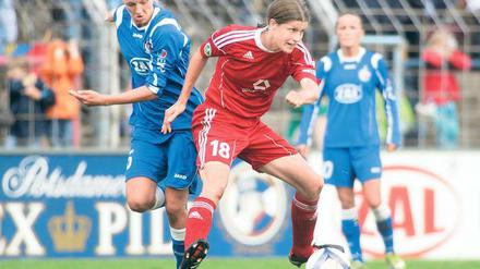 Ausgepfiffen. Kerstin Garefrekes (rechts, 1. FFC Frankfurt) wurde vom Potsdamer Publikum, das sie offenbar für die Rote Karte für Tabea Kemme verantwortlich machte, bei jeder Ballberührung ausgepfiffen. Hier setzt sie sich gegen Viola Odebrecht durch, kurz nach der Pause erzielte Garefrekes den Führungstreffer für die Gegner.