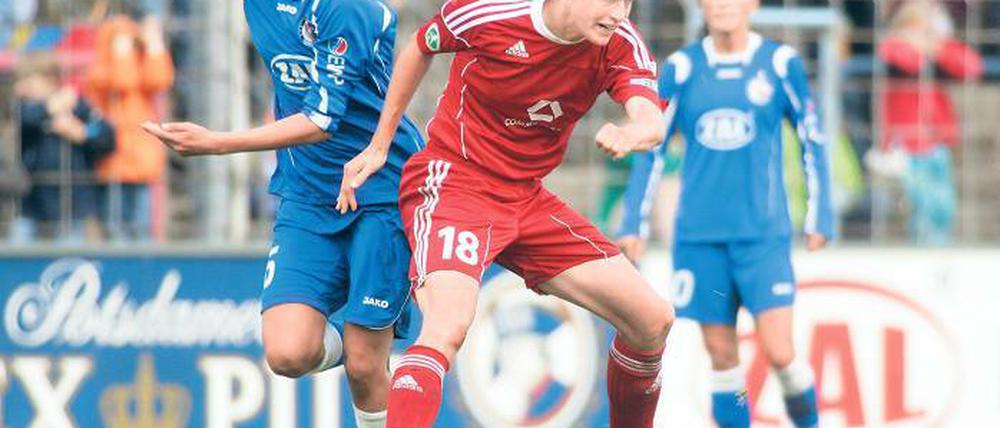 Ausgepfiffen. Kerstin Garefrekes (rechts, 1. FFC Frankfurt) wurde vom Potsdamer Publikum, das sie offenbar für die Rote Karte für Tabea Kemme verantwortlich machte, bei jeder Ballberührung ausgepfiffen. Hier setzt sie sich gegen Viola Odebrecht durch, kurz nach der Pause erzielte Garefrekes den Führungstreffer für die Gegner.