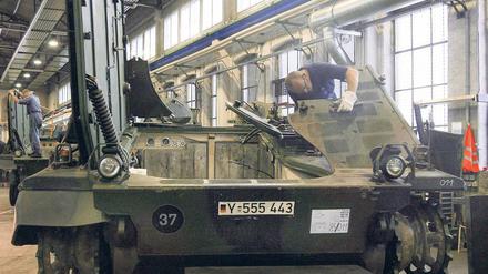 Wehrtüchtig. In den Werkshallen von Doberlug-Kirchhain werden Bundeswehrpanzer und andere Armeefahrzeuge instand gesetzt.