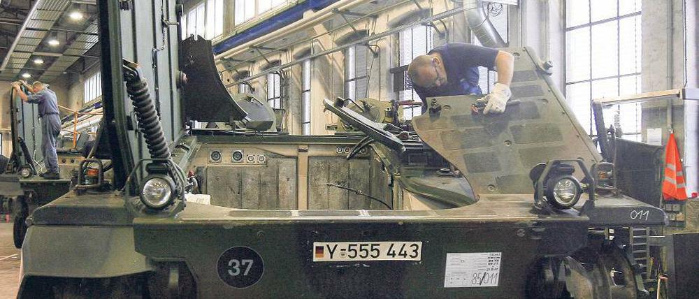 Wehrtüchtig. In den Werkshallen von Doberlug-Kirchhain werden Bundeswehrpanzer und andere Armeefahrzeuge instand gesetzt.