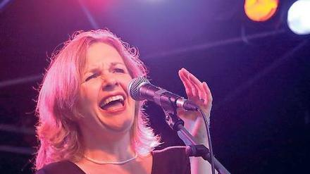 Gäste, Gratulanten und Jubilare. Unter dem Motto Rosen für alle feierte der Nikolaisaal am Wochenende zum Saisonstart seinen 10. Geburtstag. Kiki Sauer, Sängerin bei den 17 Hippies, sorgte für musikalische Rosen, Scott Lawton, Dirigent des Deutschen Filmorchesters Babelsberg überreichte Andrea Palent, Geschäftsführerin des Nikolaisaals, 50 rote Rosen und der Schauspieler Sky du Mont sorgte mit seiner Frau Mirja für sprachliche Blüten.