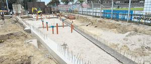 Ohne Bauschild. Gerade wird das Karli, das Babelsberger Karl-Liebknecht-Stadion aus Mitteln des Konjunkturpaketes II saniert. Vorständler von Babelsberg 03 Präsident ist Innenminister Rainer Speer waren an dem umstrittenen Geschäft mit der Krampnitzer Kaserne beteiligt.