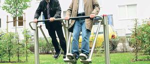 Vor und wieder zurück. Oberbürgermeister Jann Jakobs (r.) und Stadtkämmerer Burkhard Exner (beide SPD) testeten den Fitness-Effekt einer Gehschaukel auf dem Seniorenspielplatz in der Stormstraße.