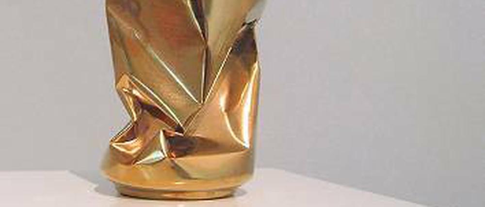 Glanzpunkt. Für ihre Arbeit Schwarzes Gold veredelte Alicja Kwade eine Büchse mit Gold (l.). Morio Nishimuras Schalen erinnern an pflanzliche Formen (r.).