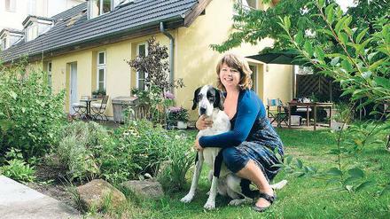 Tina Gorf und Milla vor ihrem Häuschen in der Babelsberger Goethestraße.