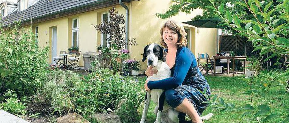 Tina Gorf und Milla vor ihrem Häuschen in der Babelsberger Goethestraße.