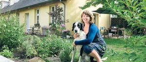 Tina Gorf und Milla vor ihrem Häuschen in der Babelsberger Goethestraße.