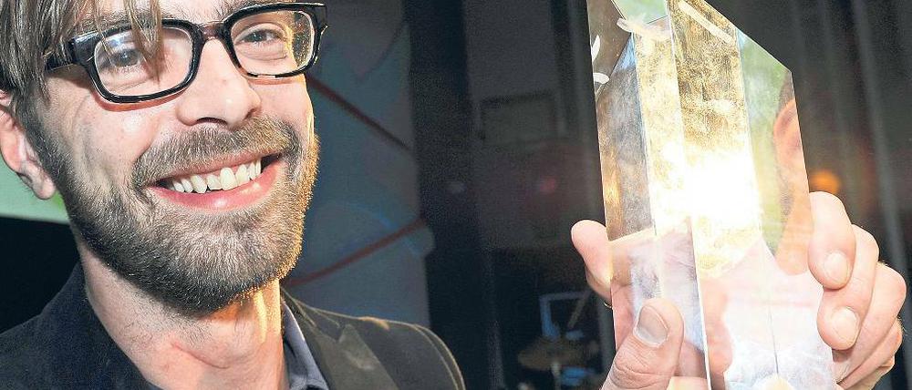 Fest in der Hand. Fabian Möhrke mit der First-Steps-Trophäe.