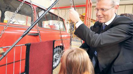 Trabant-Physik. Norbert Röttgen wagte sich im Exploratorium ans Autoheben.