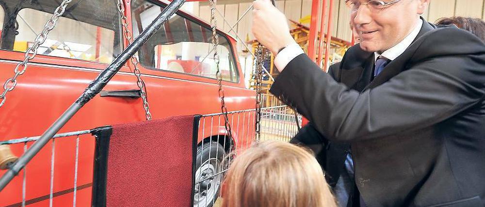 Trabant-Physik. Norbert Röttgen wagte sich im Exploratorium ans Autoheben.