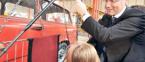 Trabant-Physik. Norbert Röttgen wagte sich im Exploratorium ans Autoheben.