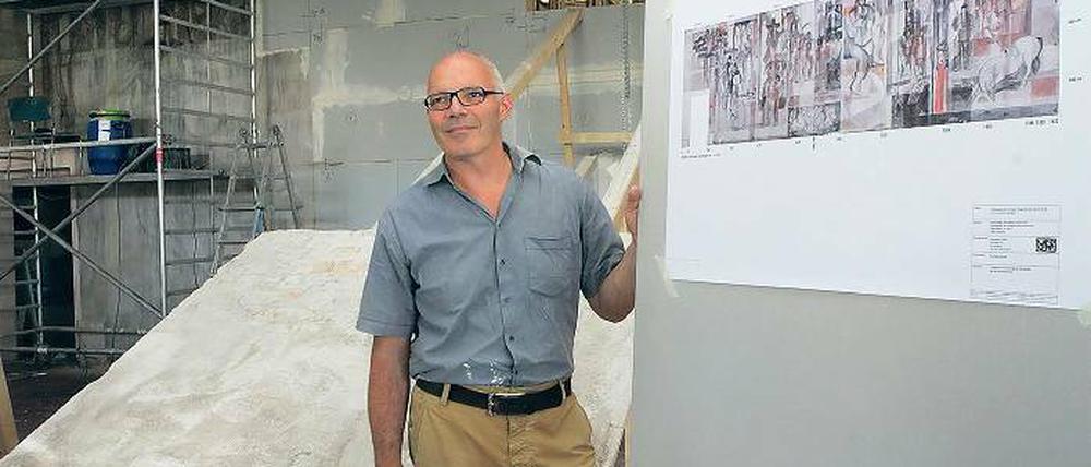 Die Bergung eines Wandgemäldes erfolgt samt Wand: Carsten Hüttich von der Berliner Firma Wandwerk berichtete gestern über die Abnahme des Wandfrieses, das bislang den Eingangsbereich der Stadt- und Landesbibliothek schmückte.