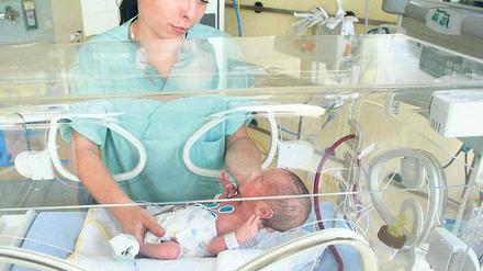 Gut behütet. Eine Kinderkrankenschwester kümmert sich um ein Frühgeborenes im Brutkasten der Neuköllner Kinder- und Geburtsklinik. Viele Eltern sind derzeit besorgt. Die hygienischen Bedingungen in Berlins Krankenhäusern gelten aber als vergleichsweise gut.