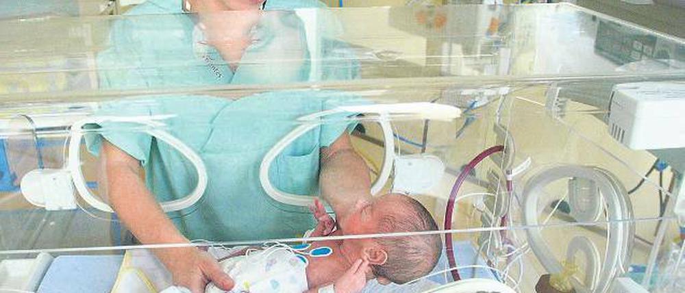 Gut behütet. Eine Kinderkrankenschwester kümmert sich um ein Frühgeborenes im Brutkasten der Neuköllner Kinder- und Geburtsklinik. Viele Eltern sind derzeit besorgt. Die hygienischen Bedingungen in Berlins Krankenhäusern gelten aber als vergleichsweise gut.