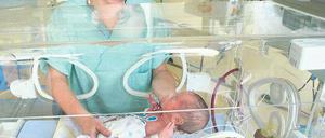 Gut behütet. Eine Kinderkrankenschwester kümmert sich um ein Frühgeborenes im Brutkasten der Neuköllner Kinder- und Geburtsklinik. Viele Eltern sind derzeit besorgt. Die hygienischen Bedingungen in Berlins Krankenhäusern gelten aber als vergleichsweise gut.