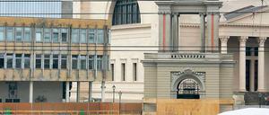 Potsdamer Mitte im Wandel: Das Fachhochschul-Gebäude, links im Bild, soll 2013 zugunsten einer kleinteiligeren Bebauung weichen. An der Ecke Friedrich-Ebert-Straße / Am Alten Markt soll die Fassade des alten Plögerschen Gasthofes wiederentstehen.
