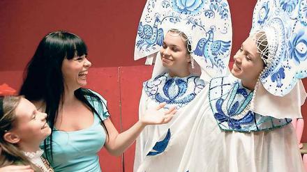 Die russische Märchenwelt: inteGrazia-Leiterin Alice Keiler (2.v.l.) probt mit Schülern das neue Theaterstück, bei dem sie auch Regie führt.