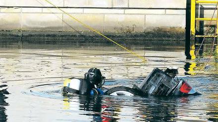 Abgetaucht. Ein Taucher untersuchte am Samstag im Berliner Regierungsviertel das in die Spree gestürzte Auto.