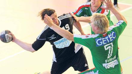 Vollstrecker. Andre Langen (VfL II, links) setzt gegen Nicolay Hauge und Denny Friedl zum Wurf an.