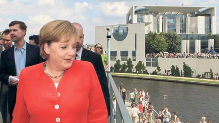Gastgeberin. Bundeskanzlerin Angela Merkel führte am gestrigen Sonntag persönlich durch das Bundeskanzleramt im Rahmen des Tages der offenen Tür.
