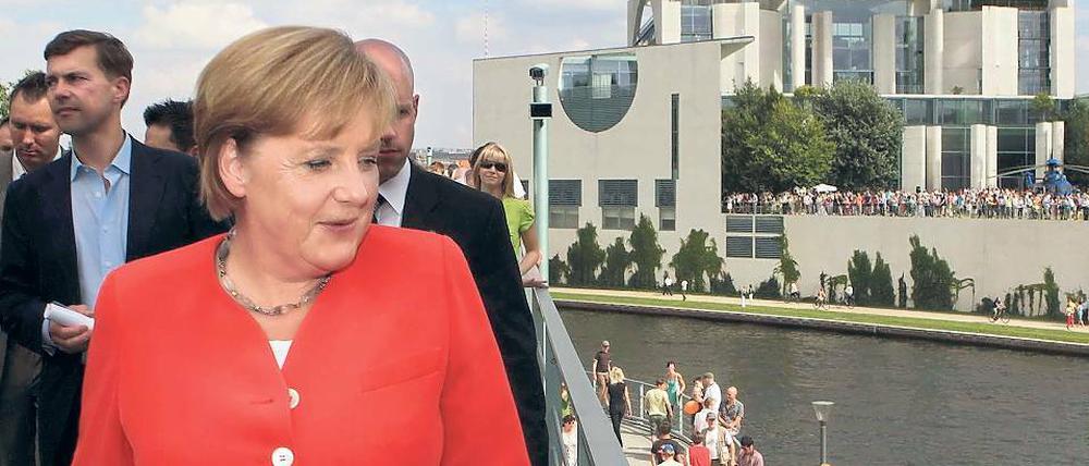 Gastgeberin. Bundeskanzlerin Angela Merkel führte am gestrigen Sonntag persönlich durch das Bundeskanzleramt im Rahmen des Tages der offenen Tür.