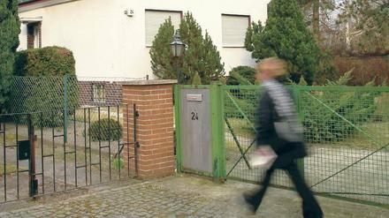 Einsam. Seit dem Verschwinden der Mutter lebt nur die Tochter hier.