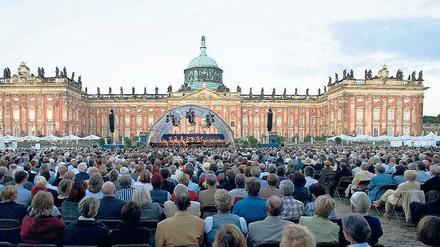Das Tschaikowsky-Symphonieorchester musizierte auf der Mopke vor dem Neuen Palais.