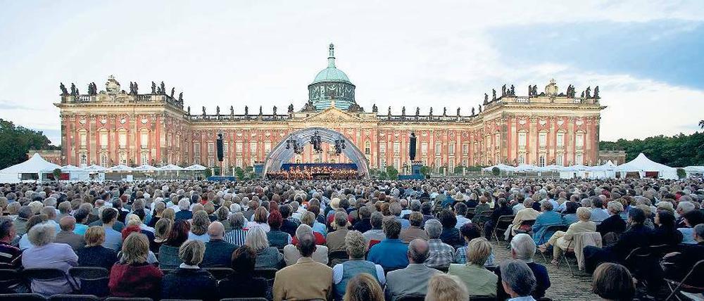 Das Tschaikowsky-Symphonieorchester musizierte auf der Mopke vor dem Neuen Palais.