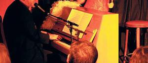 Wohnzimmer-Flair. Die Chansonette Wiebke Wiedeck im Kultraum.