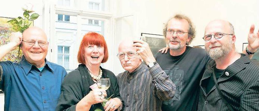 Die fünf bei der Vernissage anwesenden Vorsitzenden Peter Rohn, Marianne Gielen, Friedrich Stachat, Matthias Görnandt und Lothar Krone (oben, v.l.). Unten: Arbeiten von Lothar Krone und Jan Beumelburg sowie von Peter Rohn.