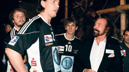 Im Gespräch. Die VfL-Handballer  hier Victor Pohlack (vorn) und Jan Pieske (Mitte)  nutzten den Abend, um sich mit Bernd Wolfgang Steuten, den Vorstandsvorsitzenden der Eucon AG, bekanntzumachen.
