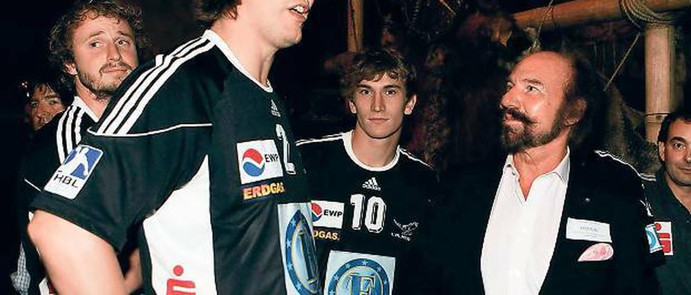 Im Gespräch. Die VfL-Handballer  hier Victor Pohlack (vorn) und Jan Pieske (Mitte)  nutzten den Abend, um sich mit Bernd Wolfgang Steuten, den Vorstandsvorsitzenden der Eucon AG, bekanntzumachen.