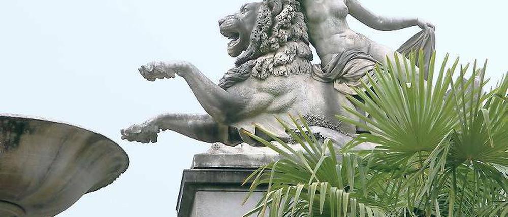Gezeichnet von Wind und Wetter: Der Einnahmeüberschuss der diesjährigen Schlössernacht kommt der Restaurierung der Balustrade und der Figuren der Seelöwenfontäne im Sizilianischen Garten zugute.