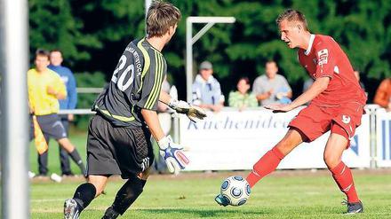 Schuss zum 6:0. Wittstocks Keeper Kevin Apitz (links) konnte den Schuss Rico Englers nicht abwehren. Zum Pokalauftakt bot der SV Babelsberg 03 gestern eine überzeugende Leistung.