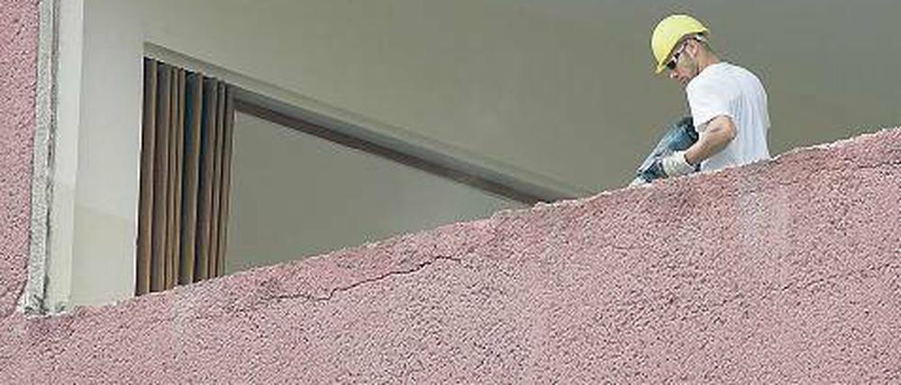 Bildungs-Baulärm. Die Kita Spatzenhaus (o.) wird bei laufendem Betrieb saniert, die Schule am Schilfhof (l.u.) komplett saniert und ausgebaut. Fertige Brandschutztüren präsentiert Rektor Martin Burkhardt von der Weidenhof-Schule.