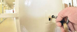 Tür zu oder auf? Nach einem Urteil des Europäischen Gerichtshofs für Menschenrechte muss Deutschland einige gefährliche Schwerverbrecher freilassen, die sich seit mehr als zehn Jahren in der sogenannten Sicherungsverwahrung befinden.