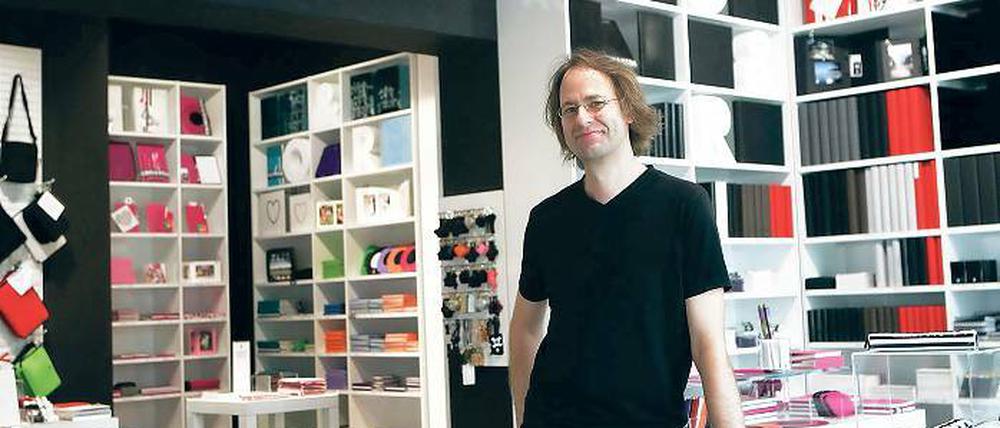 Schwedisch kühl. Das Interieur von Andreas Kretschmanns Geschäft wird bestimmt von moderner Ästhetik. Seit zwei Jahren handelt er in der Friedrich-Ebert-Straße mit Papier, Büro- und Geschenkartikeln aus dem skandinavischen Land.
