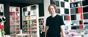 Schwedisch kühl. Das Interieur von Andreas Kretschmanns Geschäft wird bestimmt von moderner Ästhetik. Seit zwei Jahren handelt er in der Friedrich-Ebert-Straße mit Papier, Büro- und Geschenkartikeln aus dem skandinavischen Land.