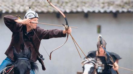 Reitender Bogenschütze. Christian Prestin zeigt eine der ältesten Kampfkünste der Welt.