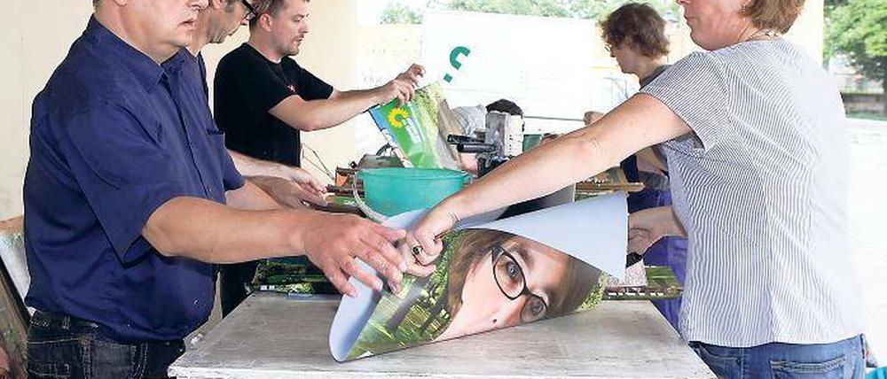 Aus Alt mach Neu. Marie Luise von Halem (r.) half bei der Neuplakatierung alter Wahlaufhänger für ihre Kandidatur um das Oberbürgermeisteramt mit.