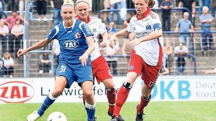 Lattentreffer. Anja Mittag (links) hier gegen Marisa Ewers traf nur die Latte des HSV-Kastens; der Ball sprang auf die Linie. Am verdienten 4:1-Sieg änderte das jedoch nichts.