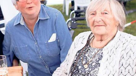 Urgesteine. Elke Rohwald (l.) gehörte zu den Gründern der Gartensparte An der Amundsenstraße, Ella Pawlick ist mit 93 Jahren die älteste Pächterin.