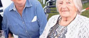 Urgesteine. Elke Rohwald (l.) gehörte zu den Gründern der Gartensparte An der Amundsenstraße, Ella Pawlick ist mit 93 Jahren die älteste Pächterin.