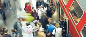 Gute Verbindungen gibt es zwischen Berlin und dem Umland, besonders im Landkreis Oberhavel. Wer nach nach Berlin zur Arbeit pendelt, ist meist gut qualifiziert und so mancher war früher Berliner.