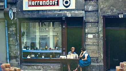 Reparaturen statt Gold und Silber. Zu DDR-Zeiten wurde bei Herrendorf, hier das Geschäft in der Dortustraße, nur ein wenig Modeschmuck verkauft. Zu reparierende Uhren bestimmten das Geschäft.
