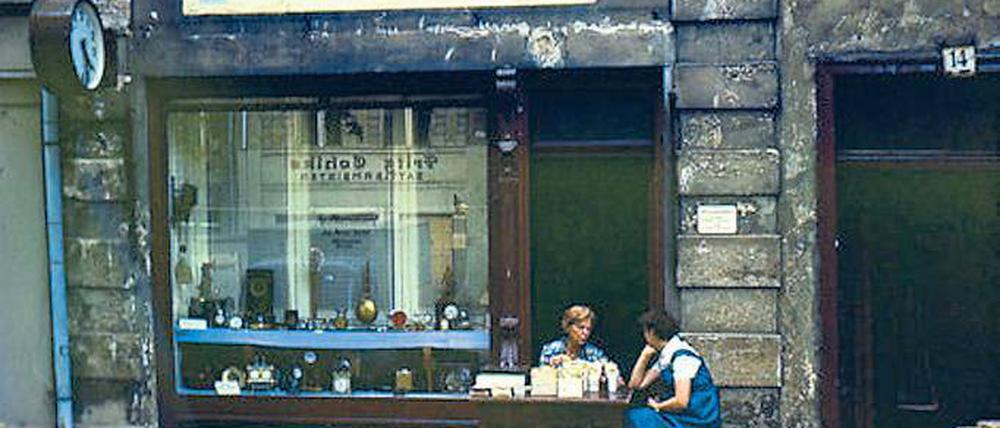 Reparaturen statt Gold und Silber. Zu DDR-Zeiten wurde bei Herrendorf, hier das Geschäft in der Dortustraße, nur ein wenig Modeschmuck verkauft. Zu reparierende Uhren bestimmten das Geschäft.
