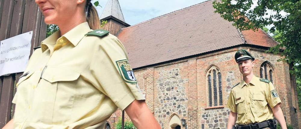 Einsatz Friedhof. Die Urne von Fritz Teufel ist in Dahlem wieder aufgetaucht.